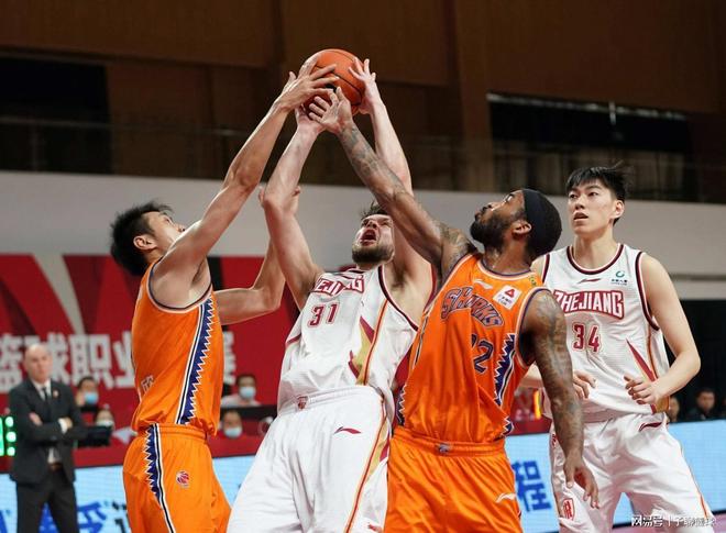 体育从助教到执行主帅 罗萨角色转变